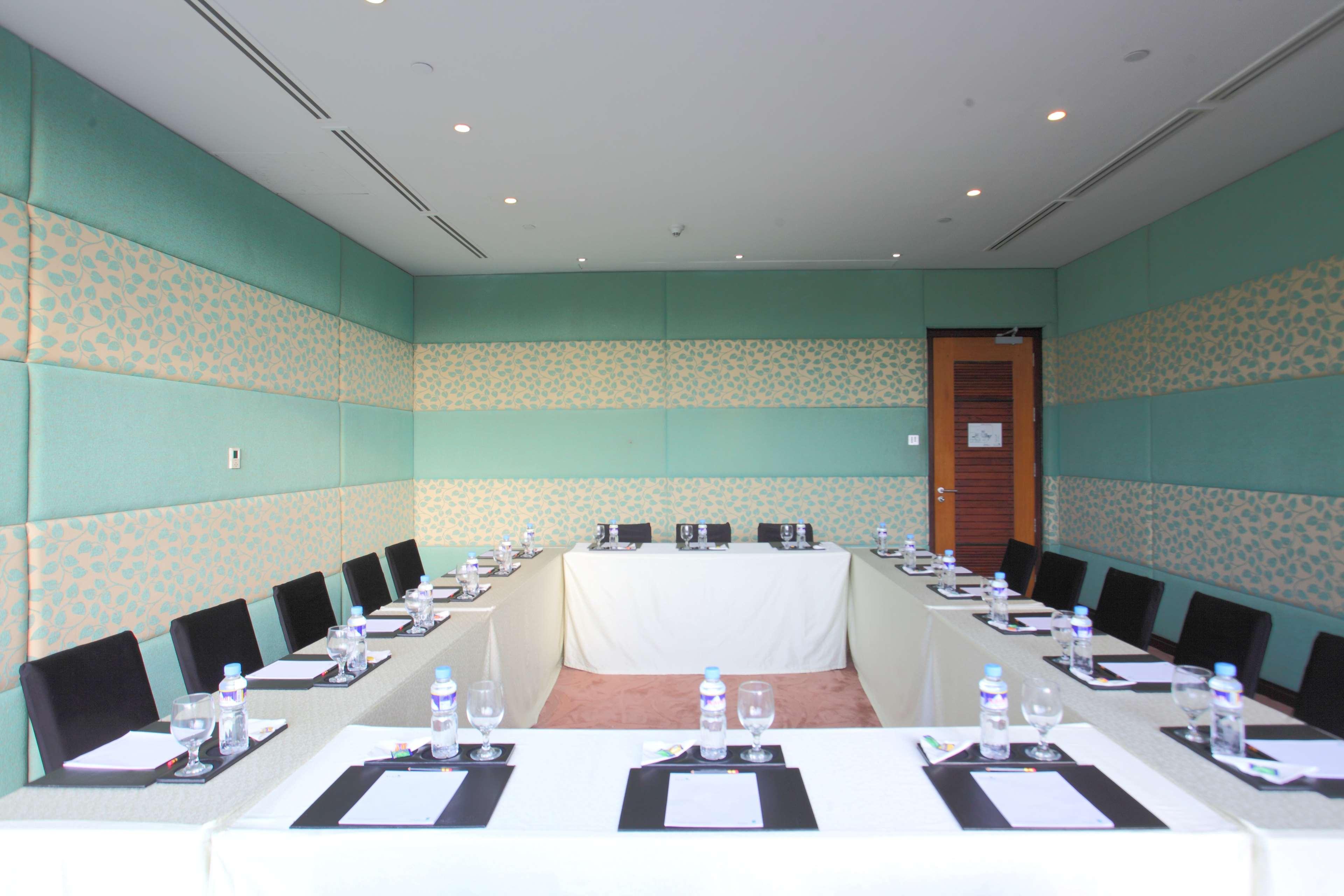 מונטינלופה Acacia Hotel Manila מראה חיצוני תמונה