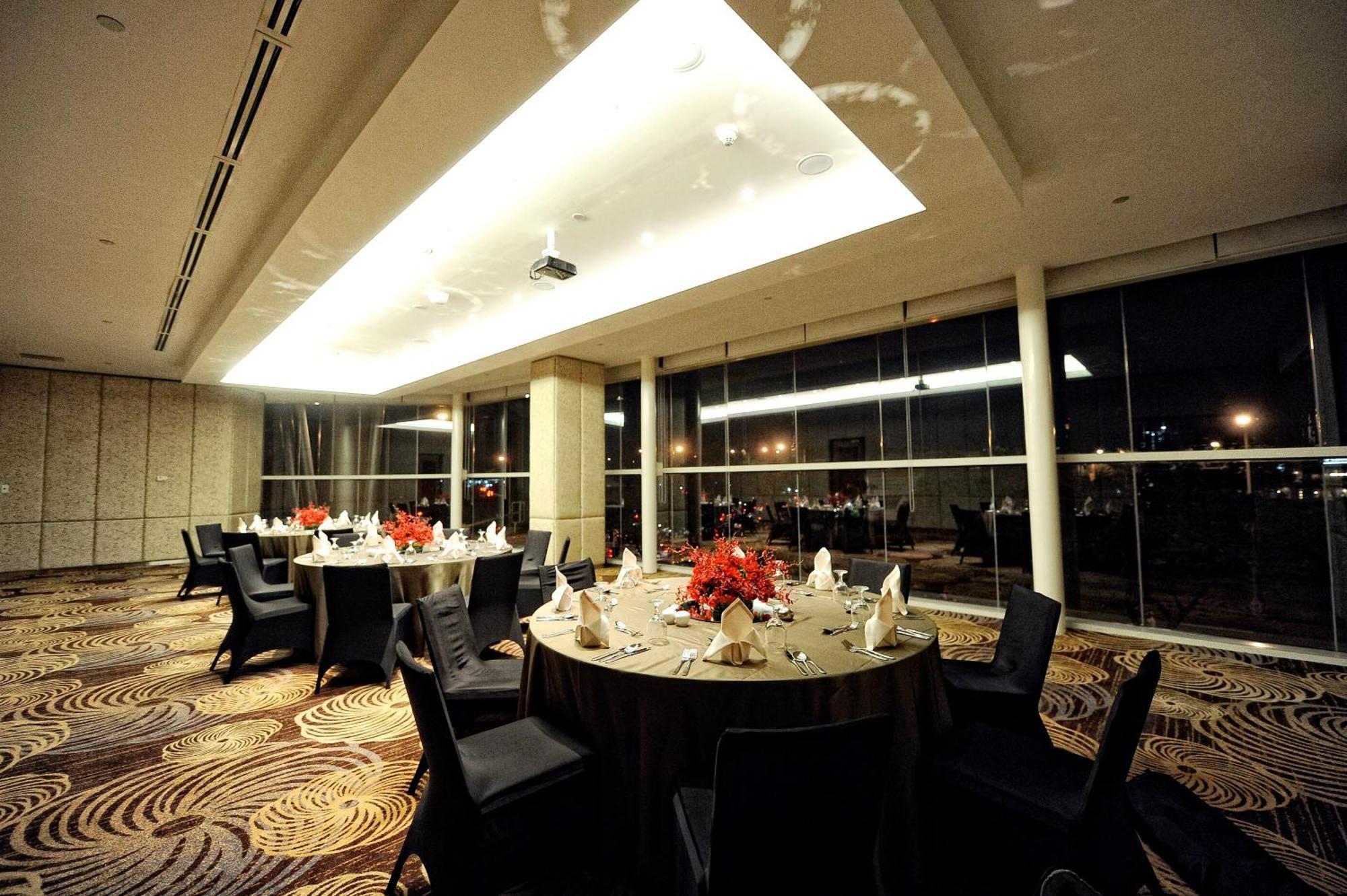 מונטינלופה Acacia Hotel Manila מראה חיצוני תמונה