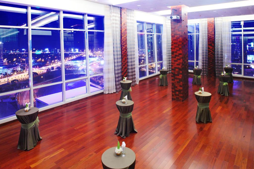 מונטינלופה Acacia Hotel Manila מראה חיצוני תמונה